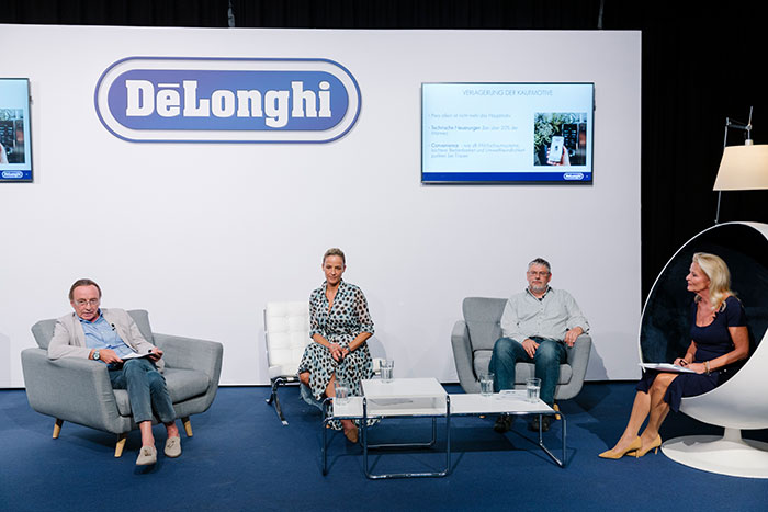 De´Longhi Kaffeereport 2020_Michael Frank (Managing Director De´Longhi-Kenwood) l., Marisa-Mercedes Moser (Marketing Director De´Longhi-Kenwood), Univ.-Prof. Dr. Jürgen König (Universität Wien, Department für Ernährungswissenschaften), Dr. Susanne Weichselbaum r.
